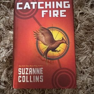 Catching Fire by Suzanne Collins - Red Cover HCDJ